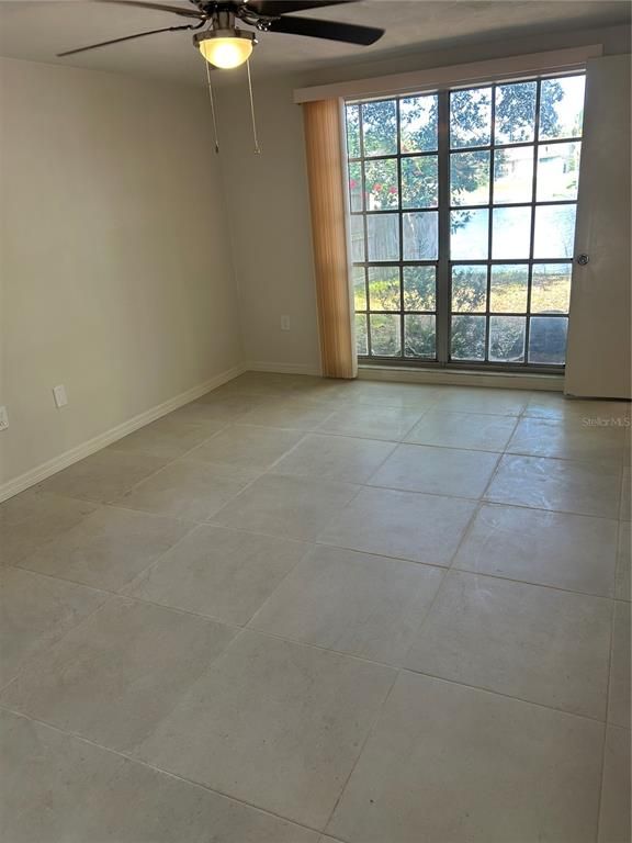 Empty room, Interior
