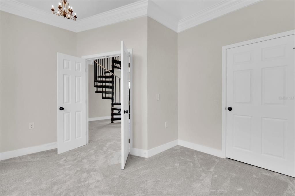 Empty room, Interior