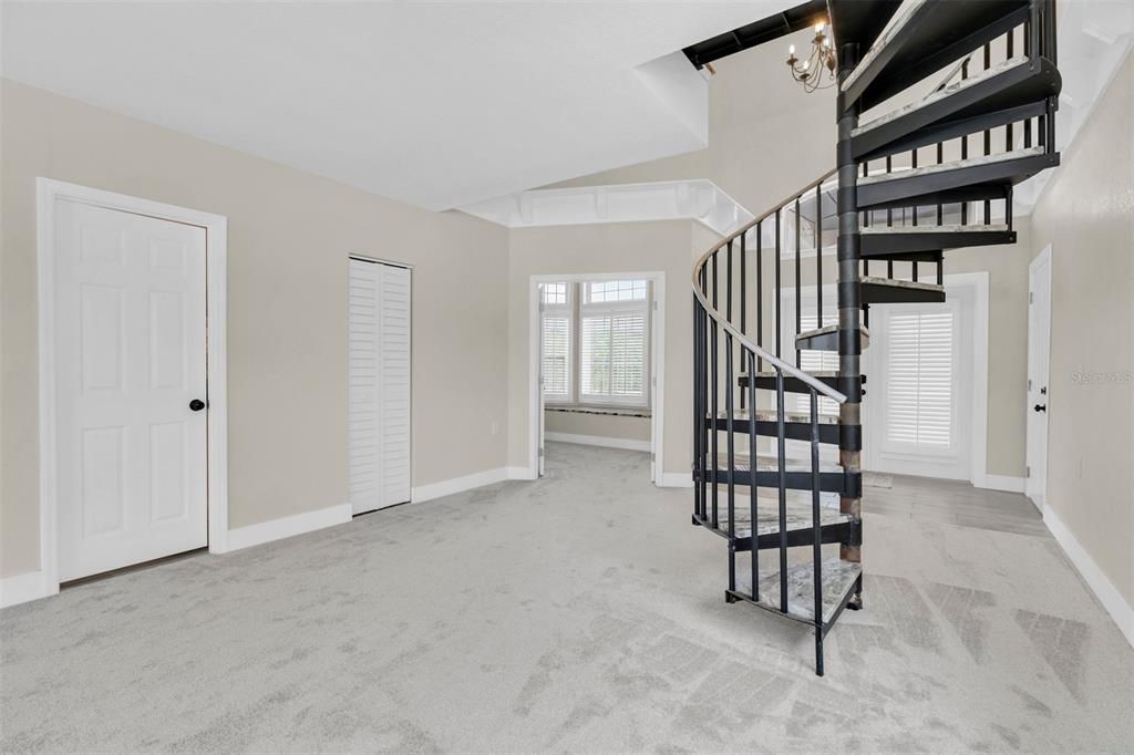 Empty room, Interior