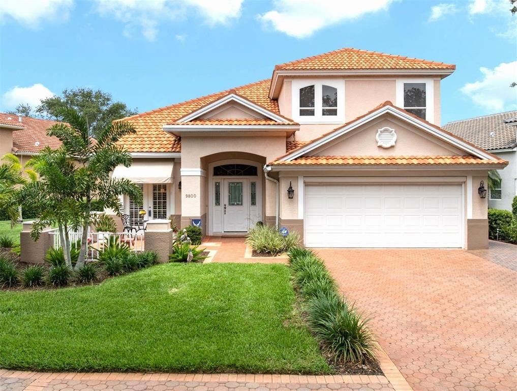 Attached, Exterior, Facade, Mediterranean