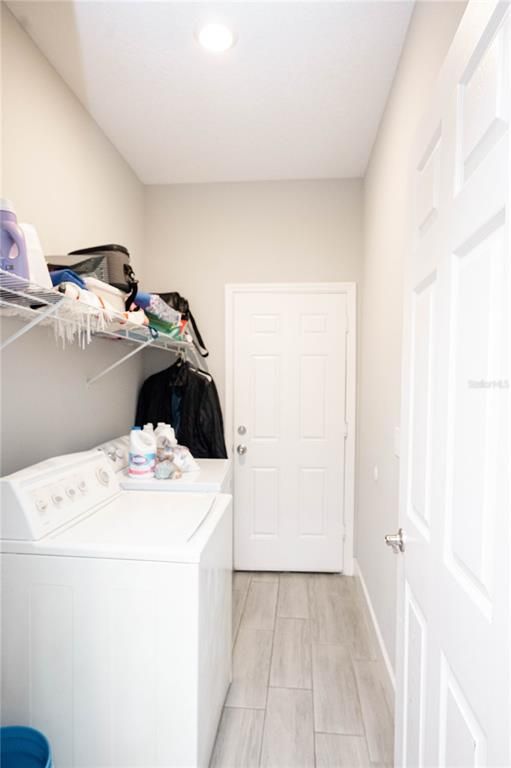 Interior, Recessed Lighting, Washer, Wood Texture Flooring