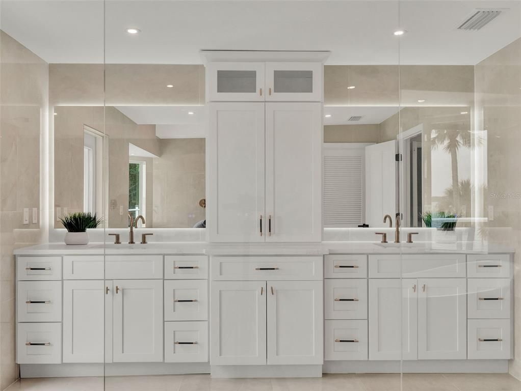 Bathroom, Dual Sink Vanities, Interior, Recessed Lighting