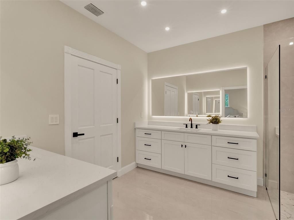 Bathroom, Dual Sink Vanities, Interior, Recessed Lighting