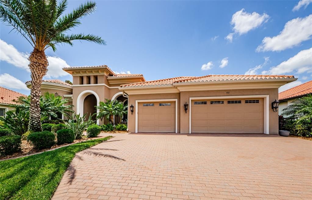 Attached, Exterior, Facade, Mediterranean