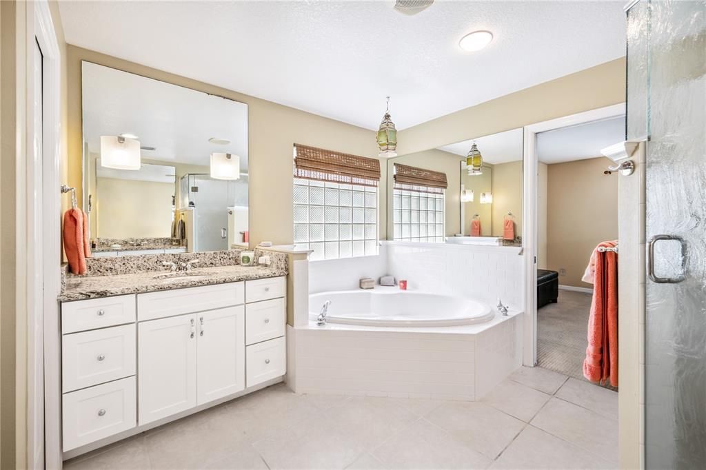 Bathroom, Dual Sink Vanities, Interior, Recessed Lighting