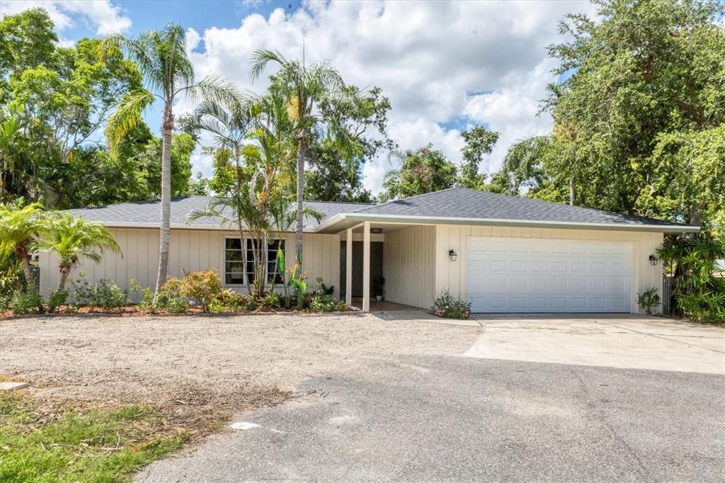Attached, Exterior, Facade, Ranch