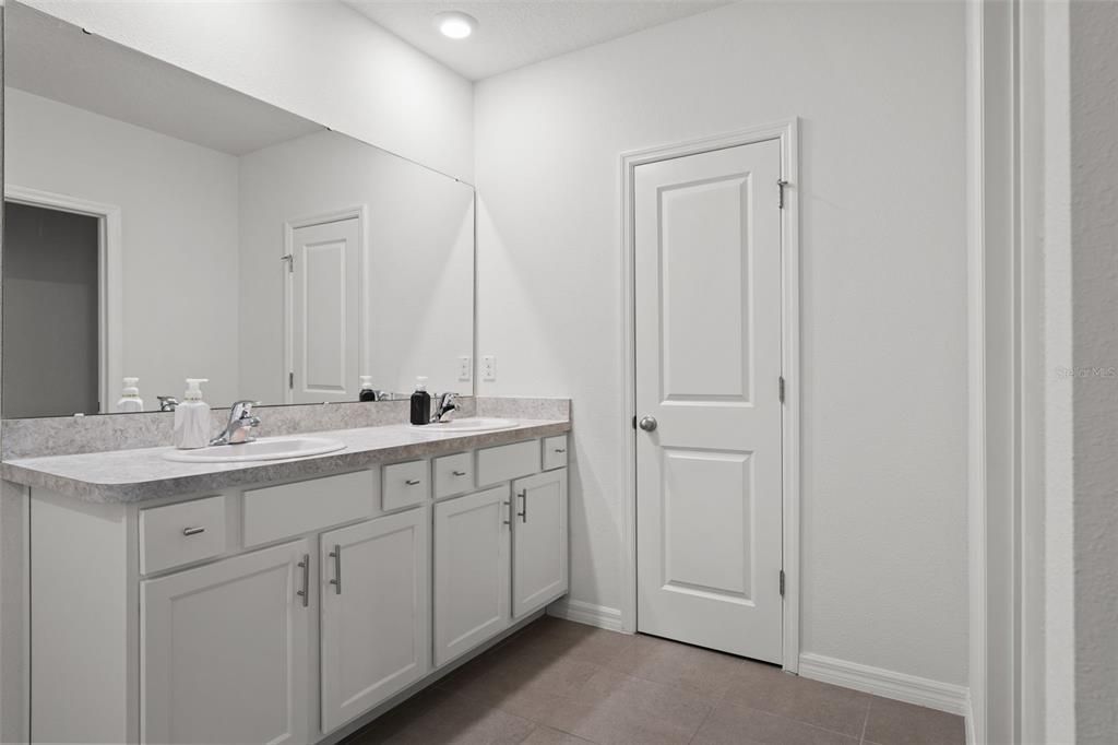 Bathroom, Dual Sink Vanities, Interior, Recessed Lighting