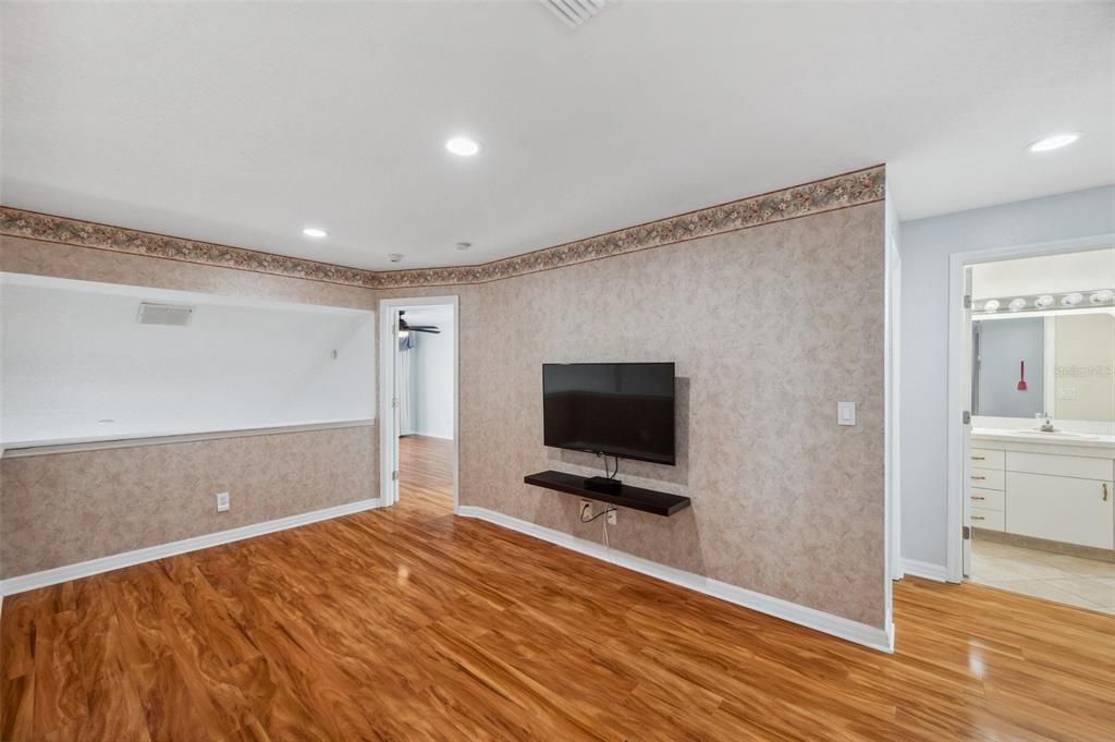 Interior, Recessed Lighting, Wood Texture Flooring