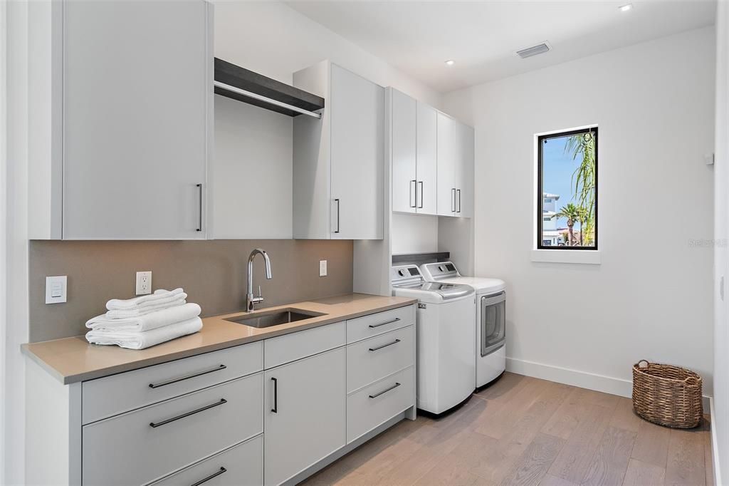 Interior, Recessed Lighting, Washer, Wood Texture Flooring