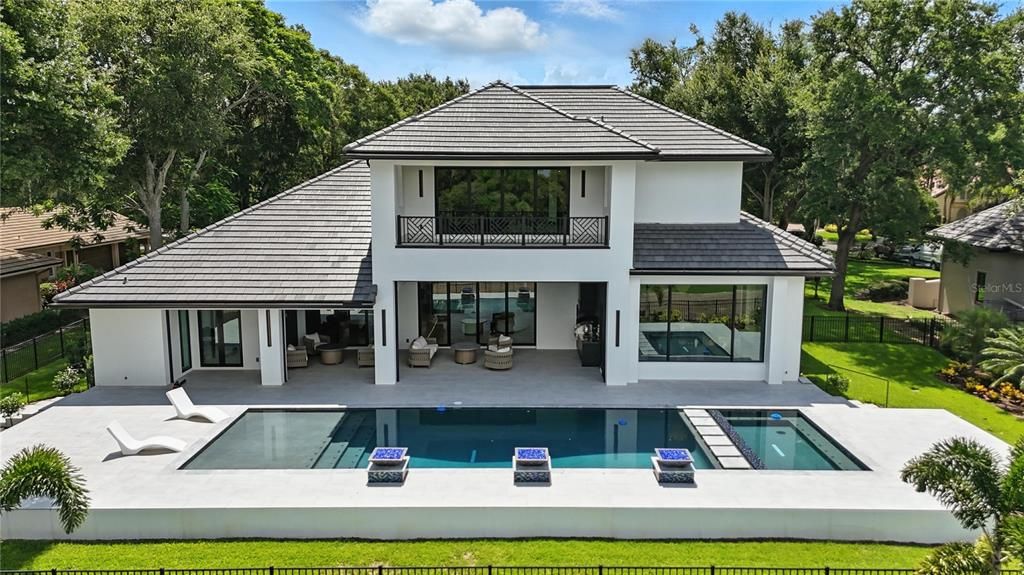 Exterior, Facade, Pool, Modern
