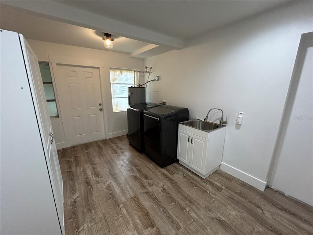 Interior, Washer, Wood Texture Flooring