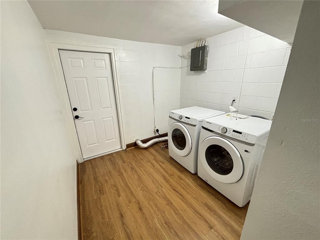 Interior, Washer, Wood Texture Flooring