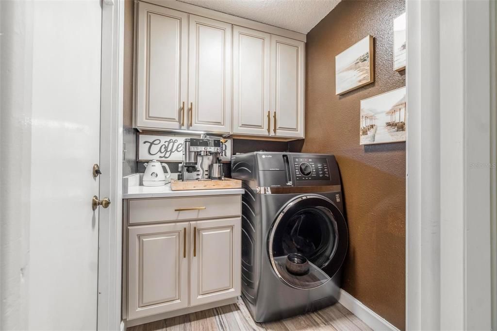 Interior, Washer, Wood Texture Flooring