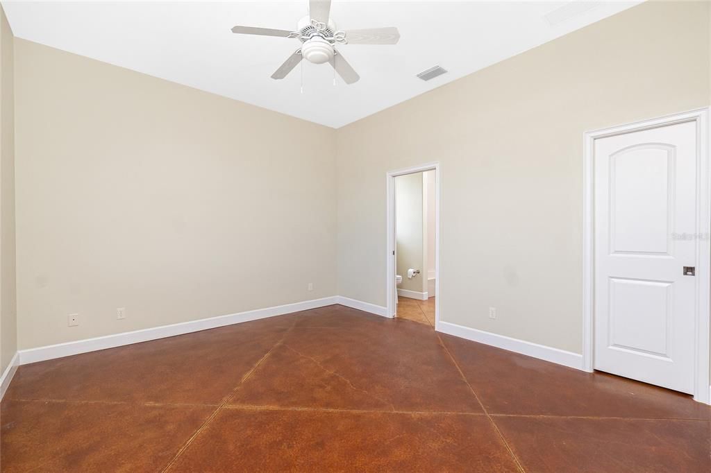 Empty room, Interior