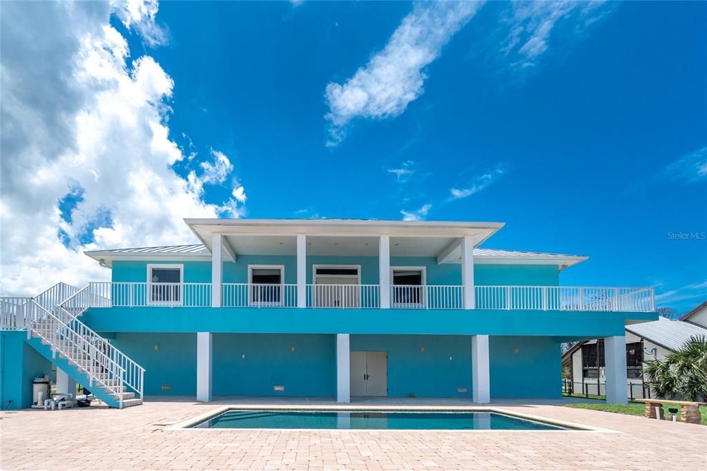 Exterior, Facade, Pool, Modern