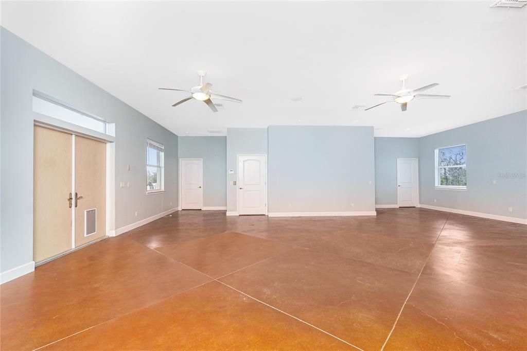 Empty room, Interior