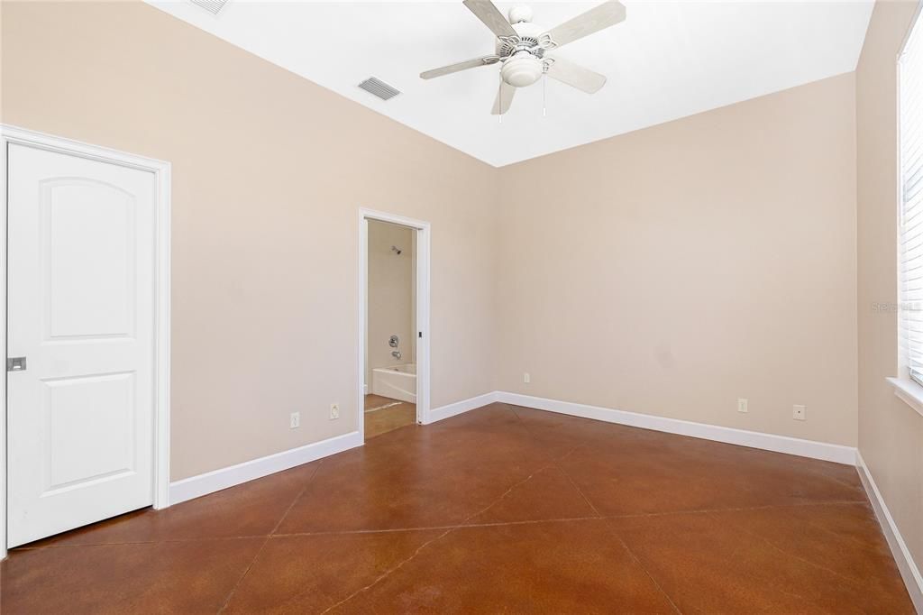 Empty room, Interior