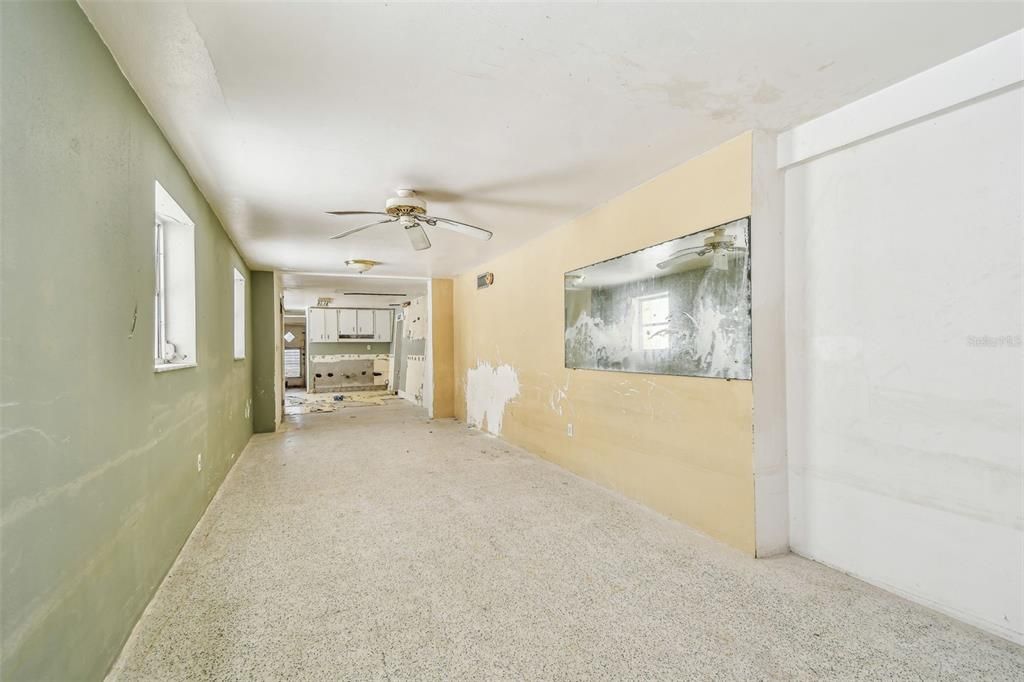 Empty room, Interior