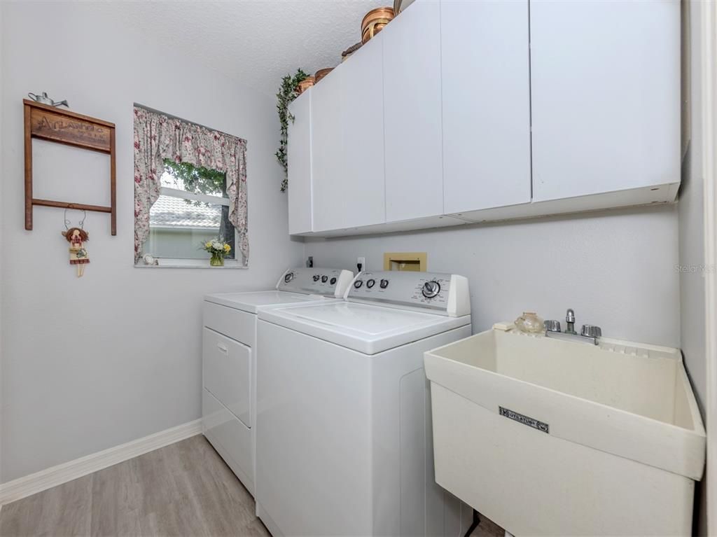 Interior, Washer, Wood Texture Flooring