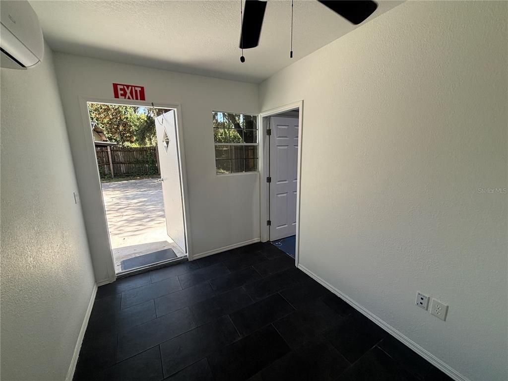 Empty room, Interior