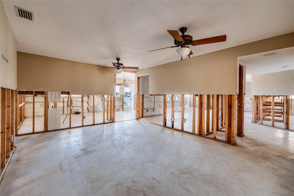 Empty room, Interior