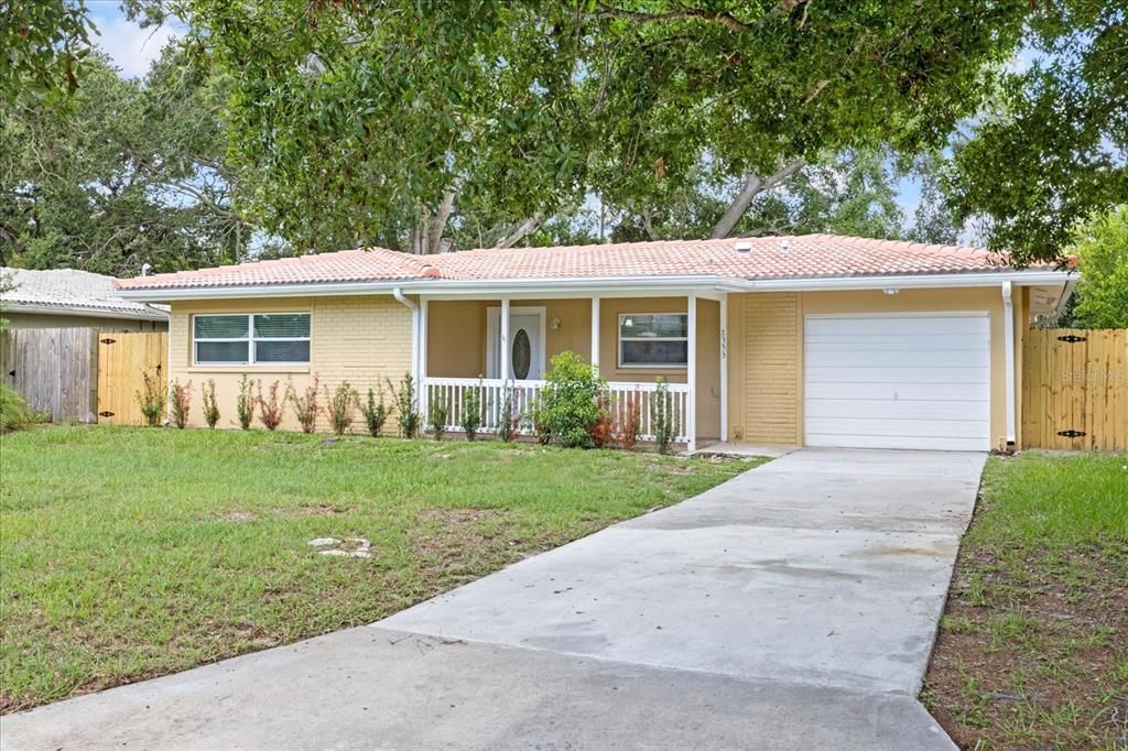 Attached, Exterior, Facade, Ranch