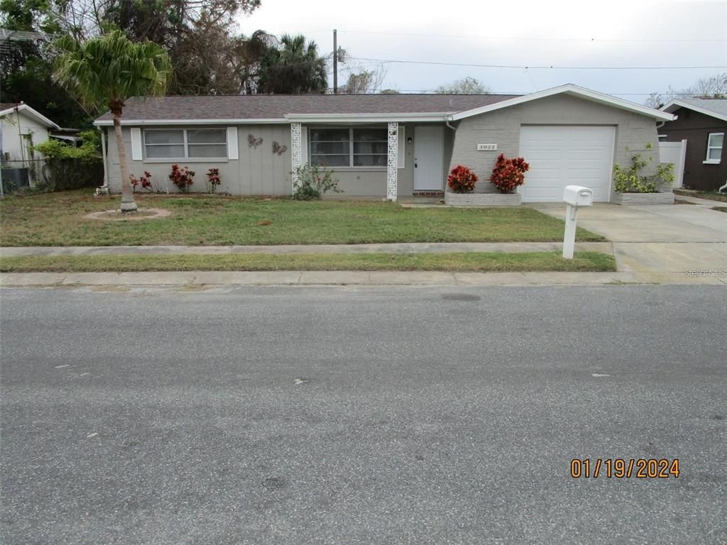 Attached, Exterior, Facade, Ranch