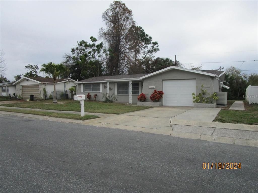 Attached, Exterior, Facade, Ranch