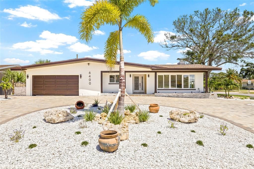 Attached, Exterior, Facade, Ranch