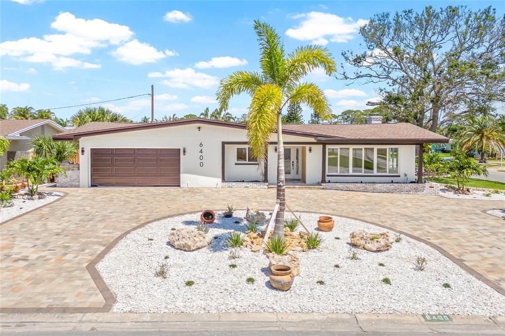 Attached, Exterior, Facade, Ranch