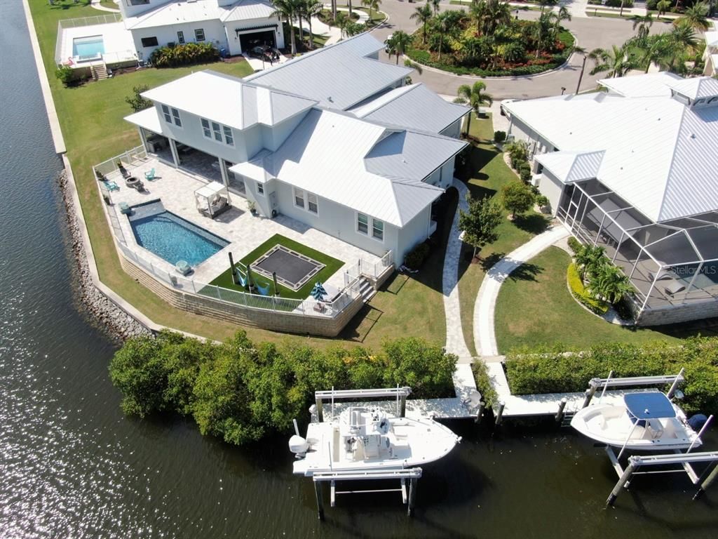 Exterior, Drone