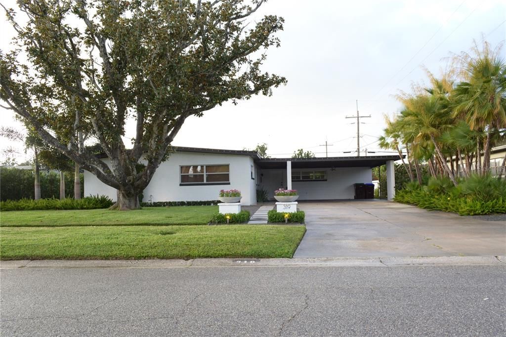 Exterior, Facade, Ranch