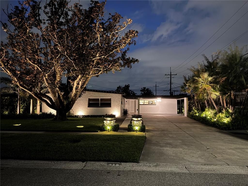 Attached, Exterior, Facade, Ranch