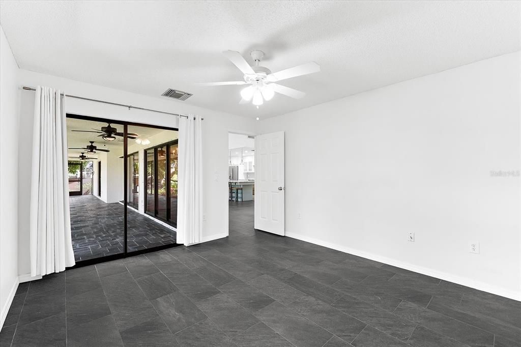 Empty room, Interior