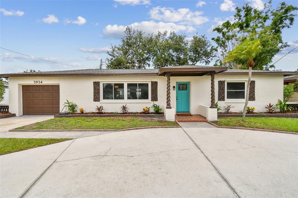 Attached, Exterior, Facade, Ranch