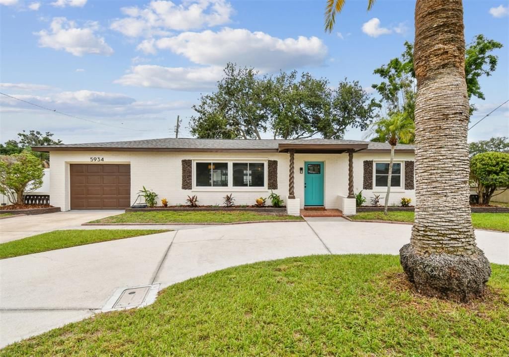 Attached, Exterior, Facade, Ranch