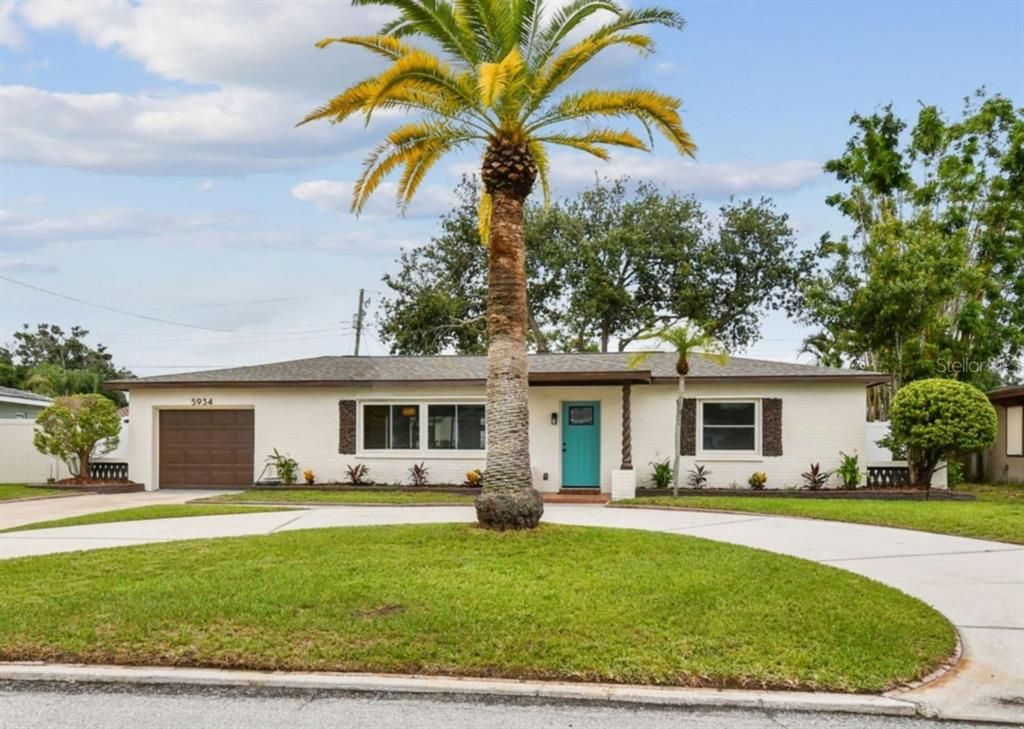 Attached, Exterior, Facade, Ranch