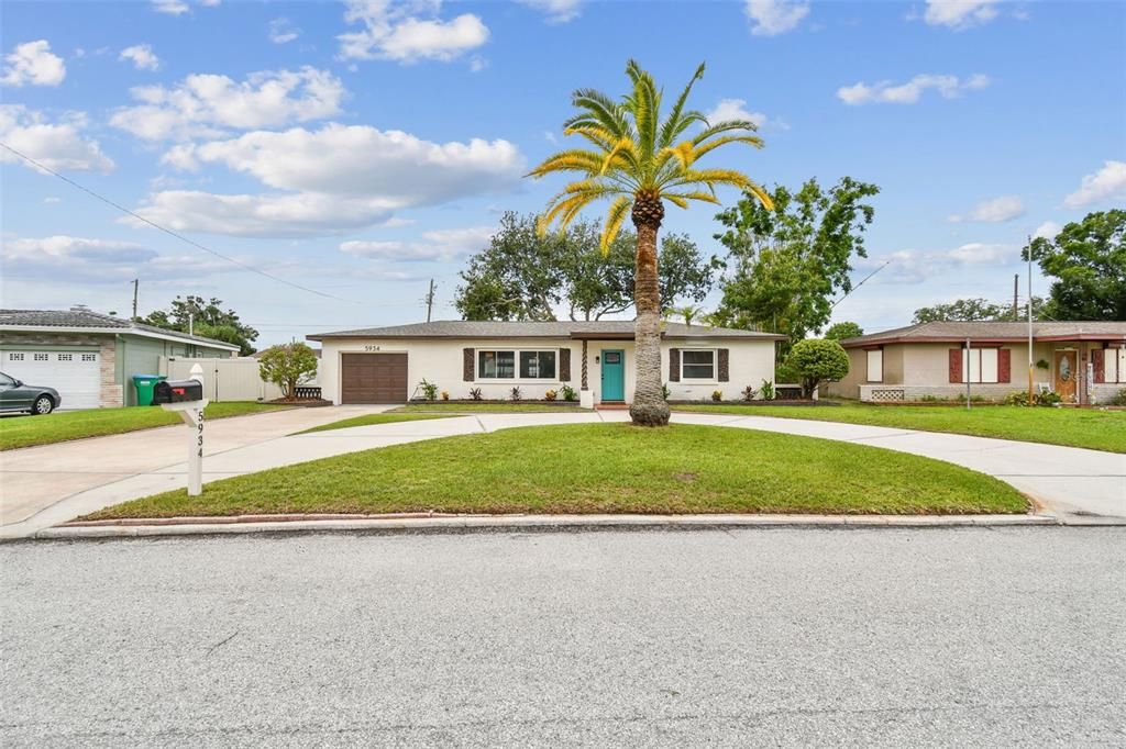 Attached, Exterior, Facade, Ranch
