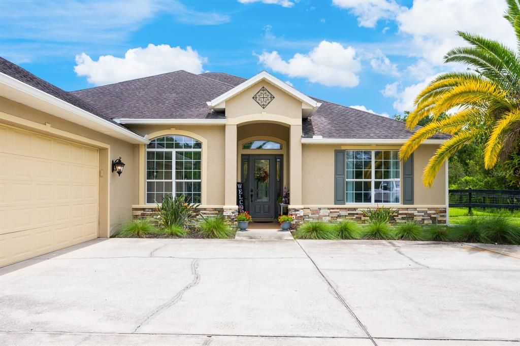 Attached, Exterior, Facade, Ranch