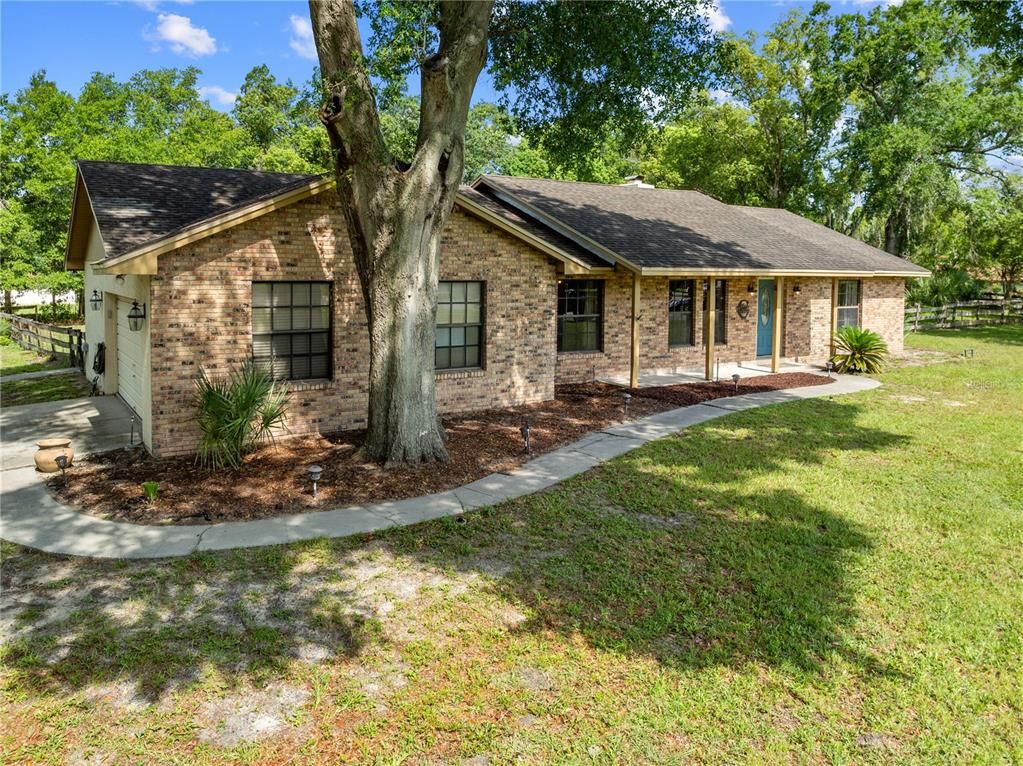 Exterior, Facade, Brick Facade, Ranch