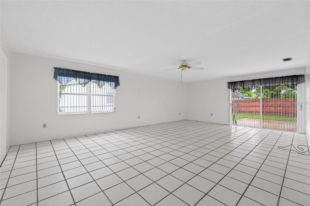 Empty room, Interior