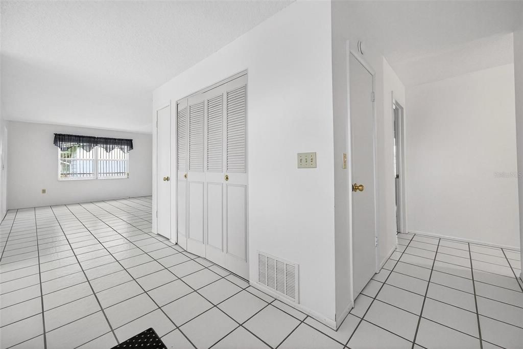 Empty room, Interior
