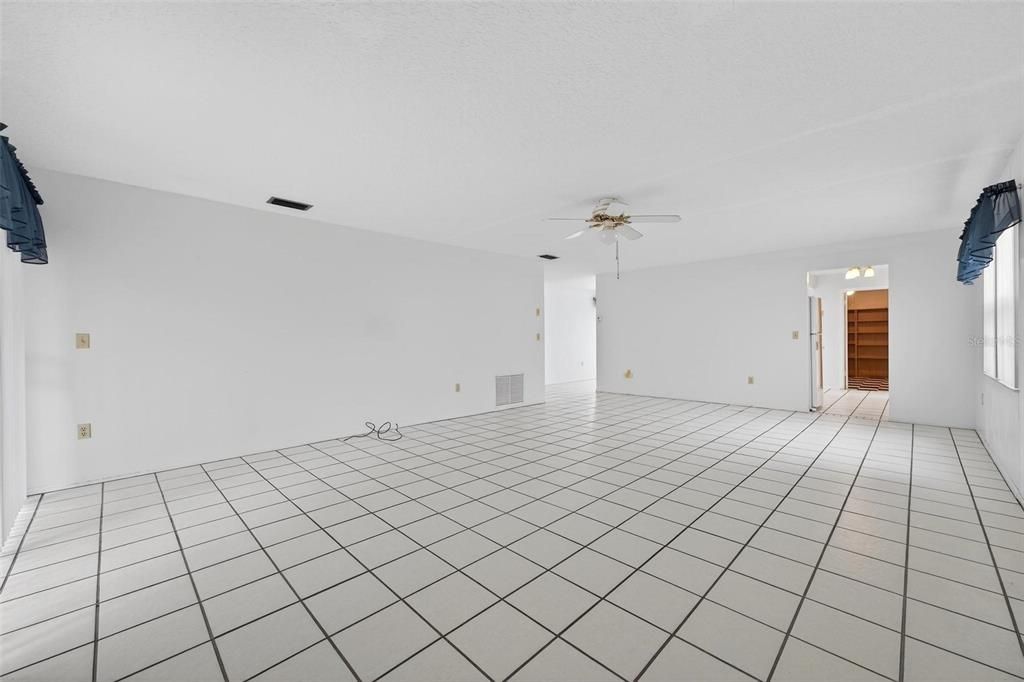 Empty room, Interior