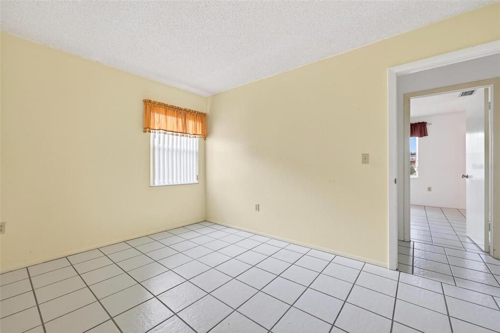 Empty room, Interior