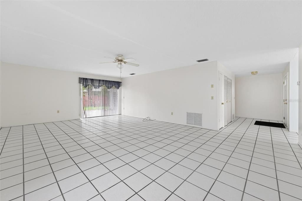 Empty room, Interior