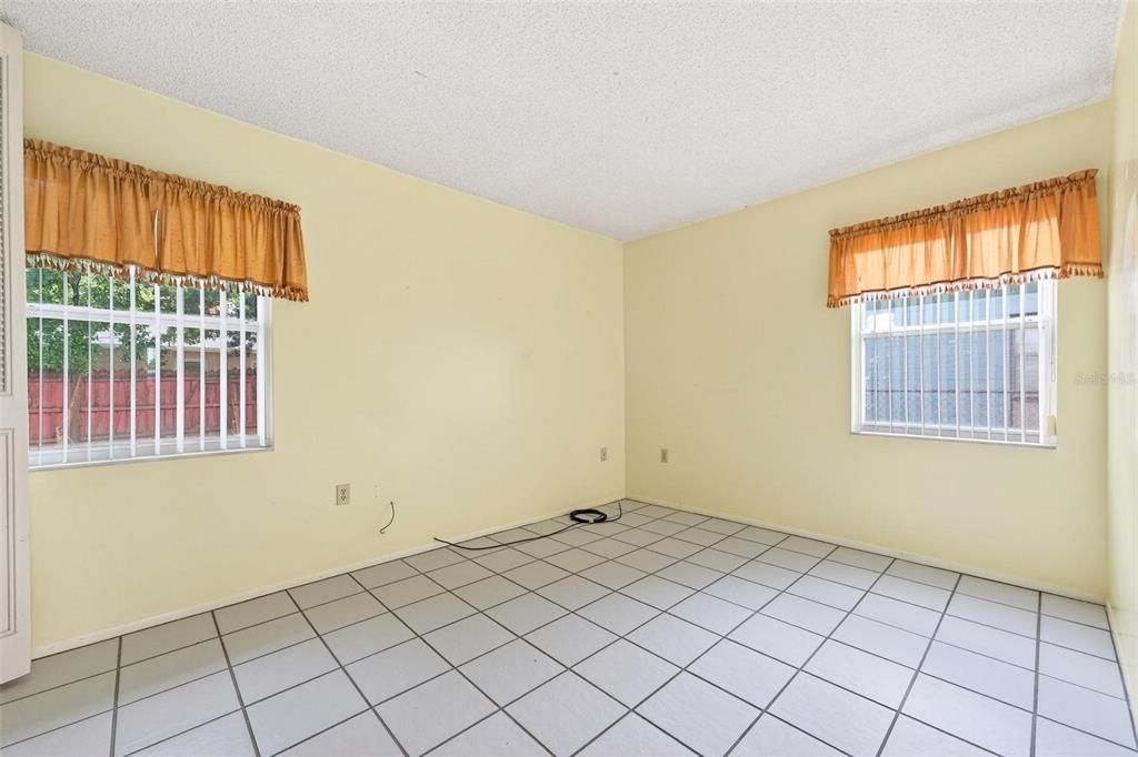 Empty room, Interior