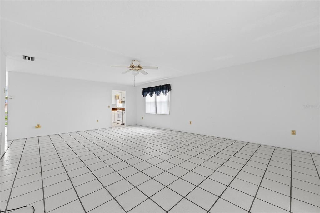 Empty room, Interior