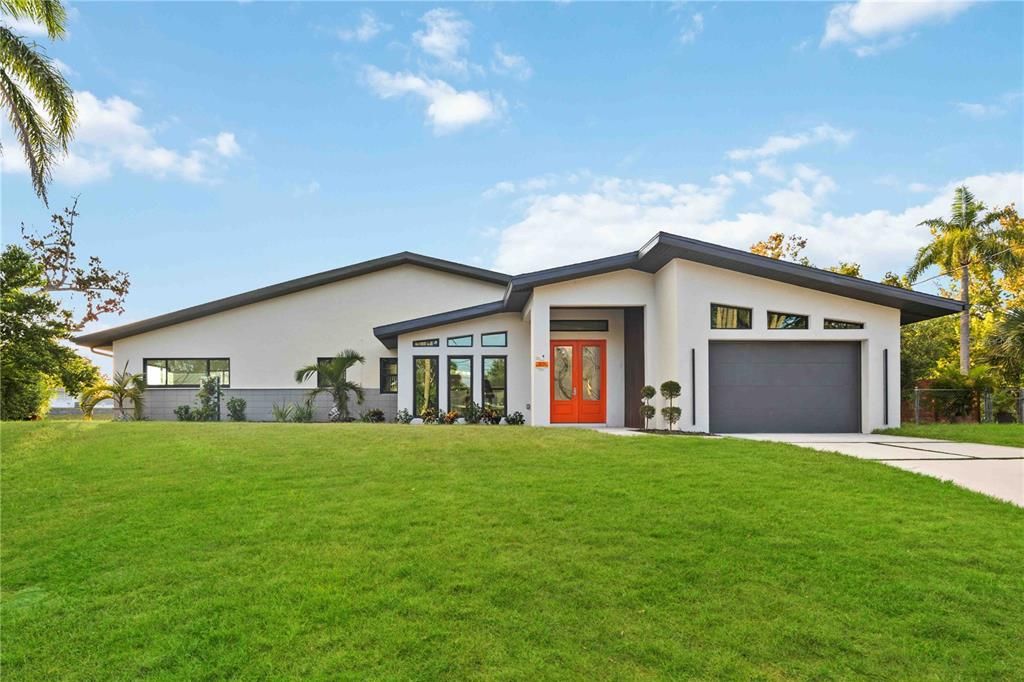 Attached, Backyard, Exterior, Facade, Modern