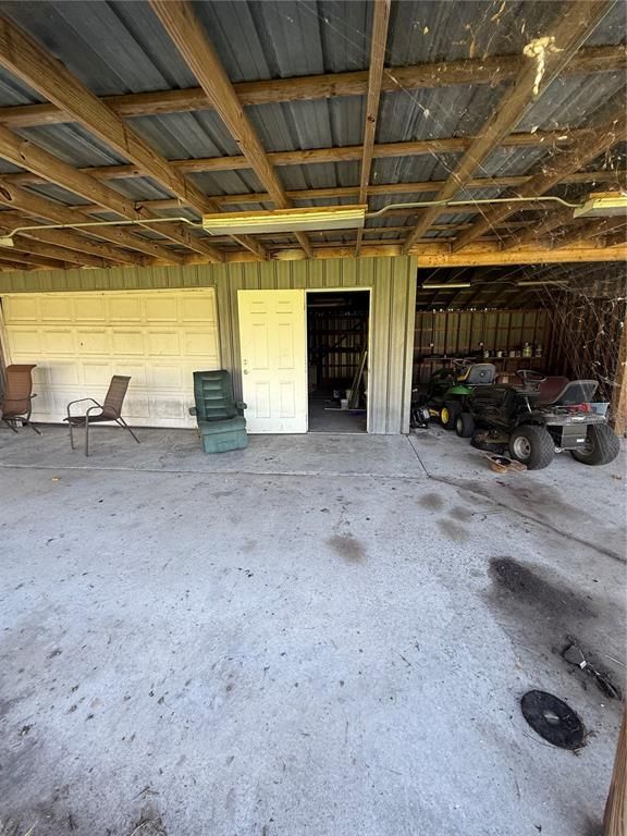 Garage, Interior, Wooden Beams