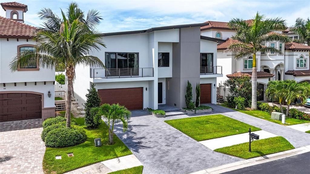 Attached, Exterior, Facade, Modern